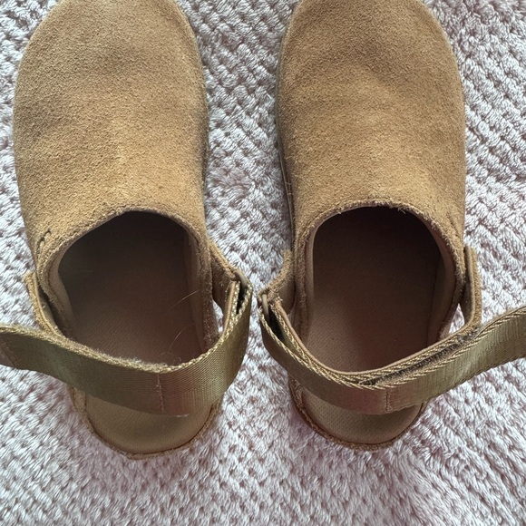 UGG Goldenstar Clog size 6 - Picture 9 of 11